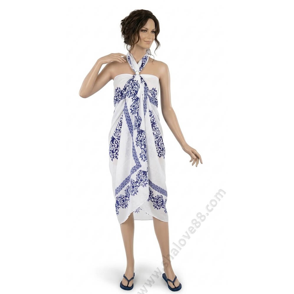 Луксозно плажно парео на бяла основа с тъмносини орнаменти и халка подарък S 0248.