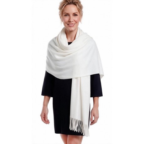 Дамски едноцветен кашмирен шал в снежнобял цвят с ресни. Код S 5545.