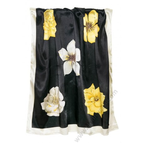 S 3312 Изящно малко шалче от копринен сатен в черно с красиви кремаво-жълти цветя