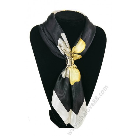 S 3312 Изящно малко шалче от копринен сатен в черно с красиви кремаво-жълти цветя