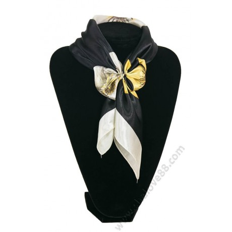 S 3312 Изящно малко шалче от копринен сатен в черно с красиви кремаво-жълти цветя