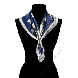 S 3317 Уникално дамско фишу от копринен сатен в тъмносиньо с бели цветя