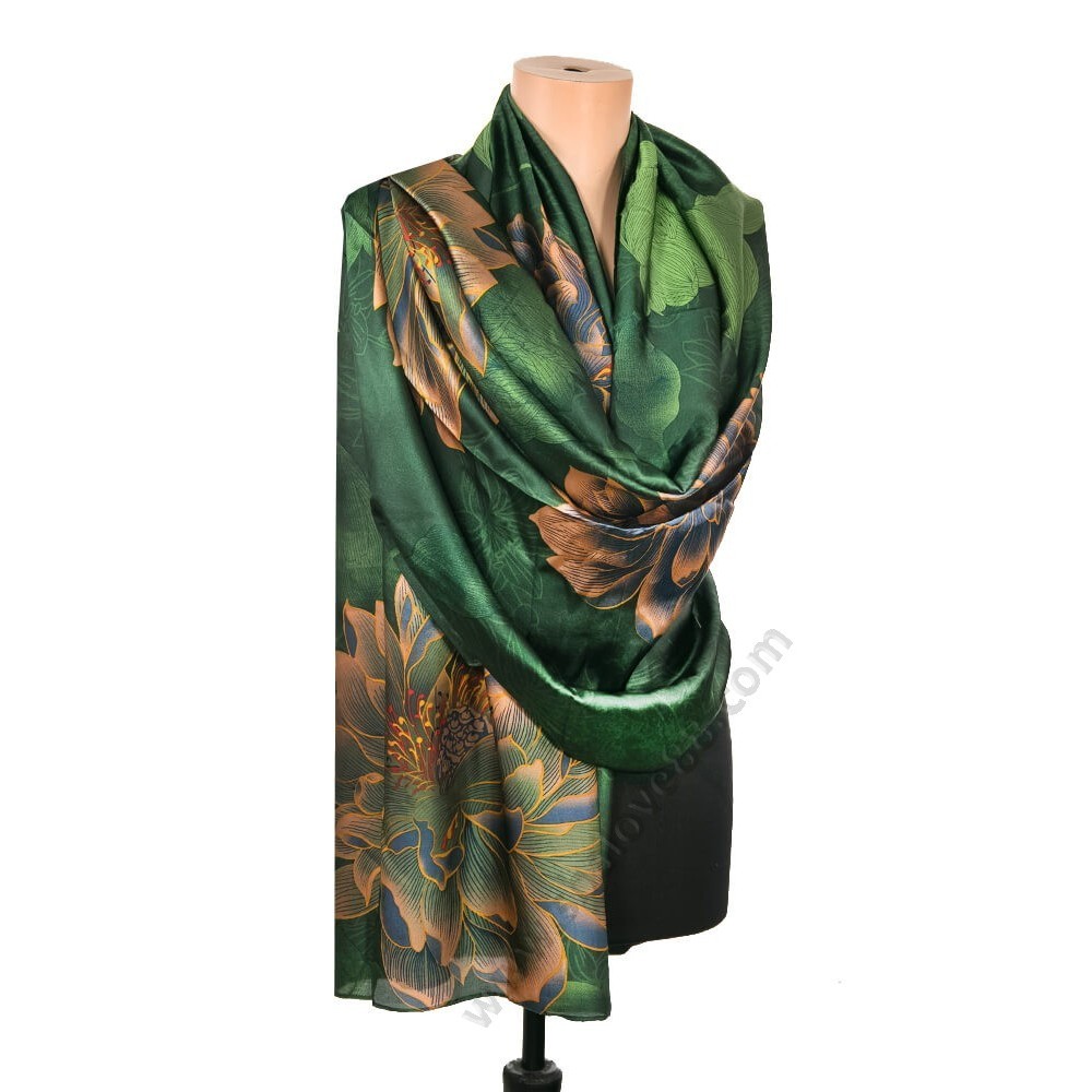 S 2101 Красив копринен шал от сатен в зелено с цветя