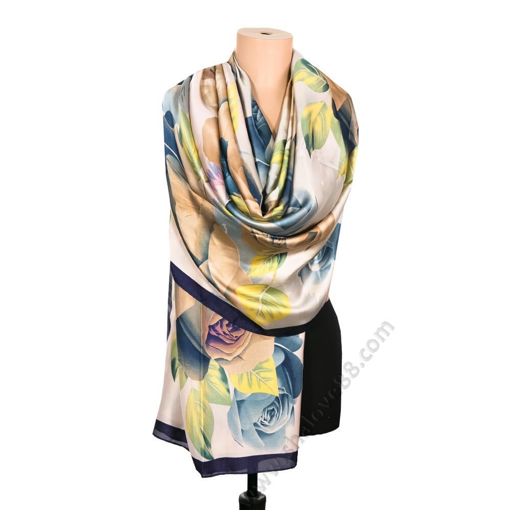 S 2115 Красив копринен шал от сатен в екрю с рози