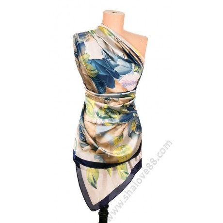 S 2115 Красив копринен шал от сатен в екрю с рози