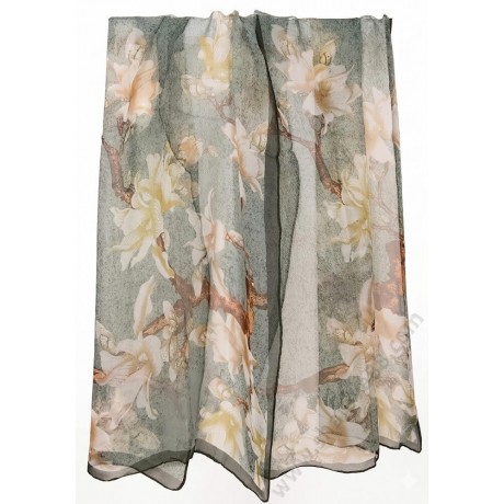 S 3271-2 Рисуван копринен шал в зелено с цъфнало бедемово дърво