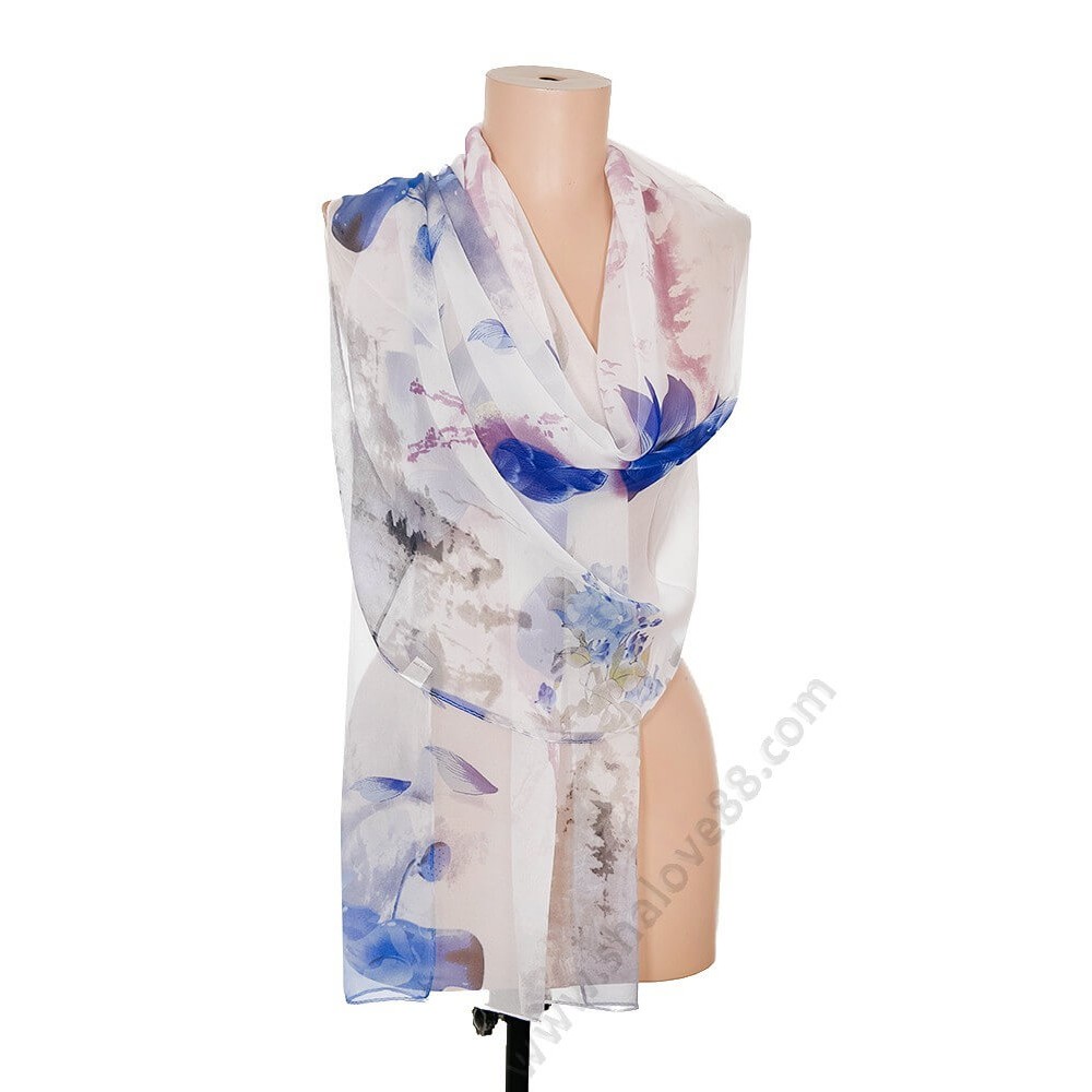 S 3271-12 Рисуван копринен шал в бяло с краиви сини цветя