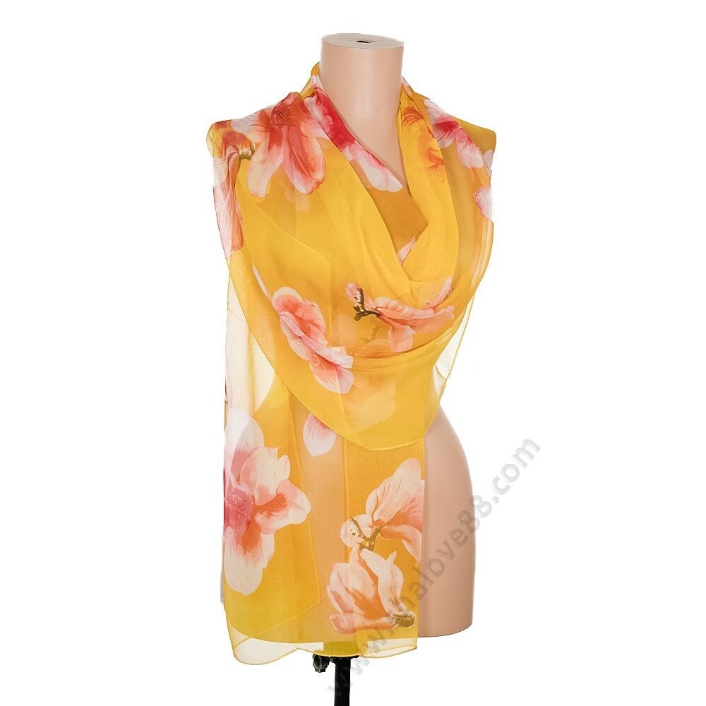 S 3271-6 Рисуван копринен шал в жълто с красиви нарциси