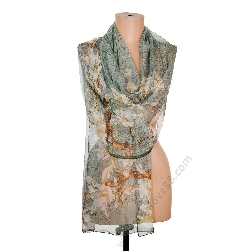 S 3271-2 Рисуван копринен шал в зелено с цъфнало бедемово дърво