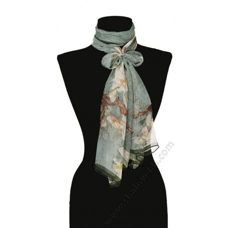 S 3271-2 Рисуван копринен шал в зелено с цъфнало бедемово дърво