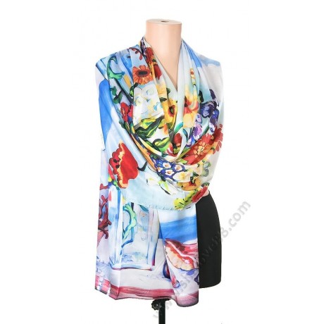 S 032-1 Копринен шал с красив букет от цветя и стилна брошка