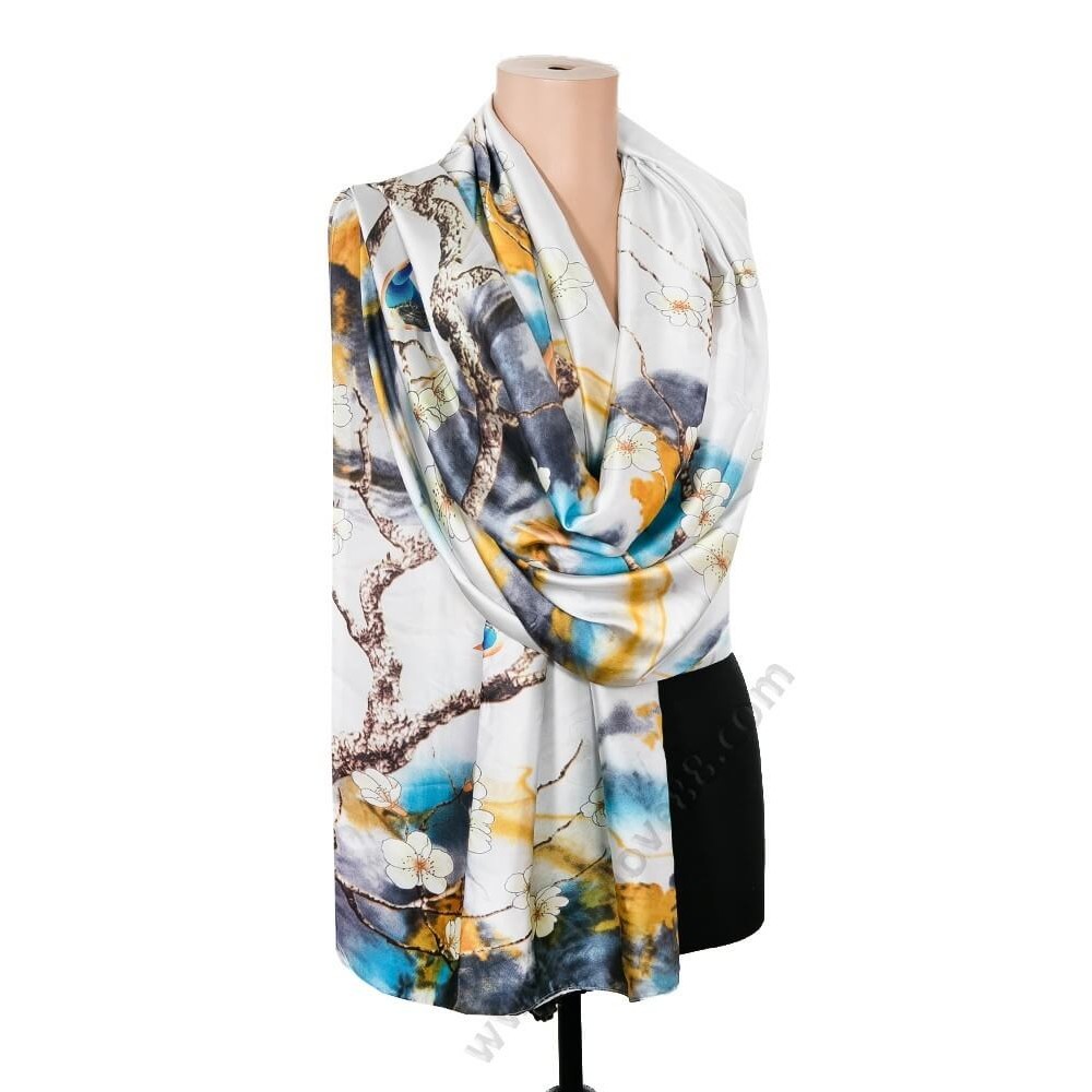 S 2120 Уникално красив копринен шал с флорални мотиви в стилни цветове