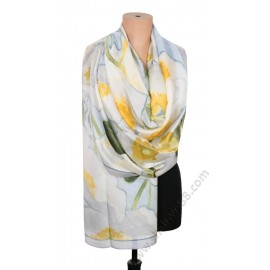 S 2123 Красив копринен шал от сатен в екрю с рисувани цветя