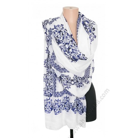 Фин дамски шал с тъмносини орнаменти на бяла основа S 0248.
